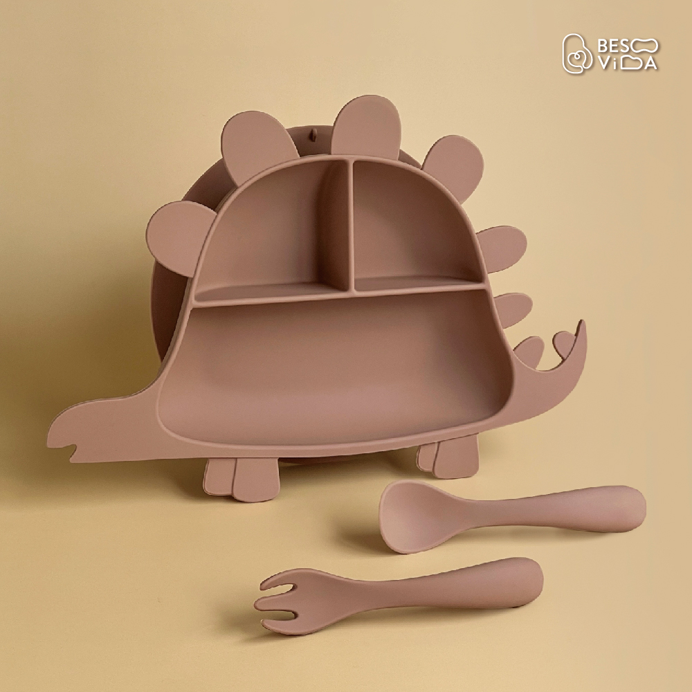 【Besovida】兒童學習餐盤叉匙組-劍龍款 環保碗盤/吸盤/兒童餐具/有效抗菌/耐高溫/耐酸鹼/微波/冷凍(栗子棕/淡檸黃/薄荷綠)