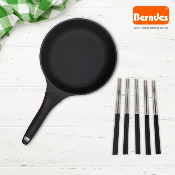【Berndes 德國寶迪】Universal Induction Pro單柄不沾深炒鍋和316不鏽鋼四方筷五雙一組(20cm)