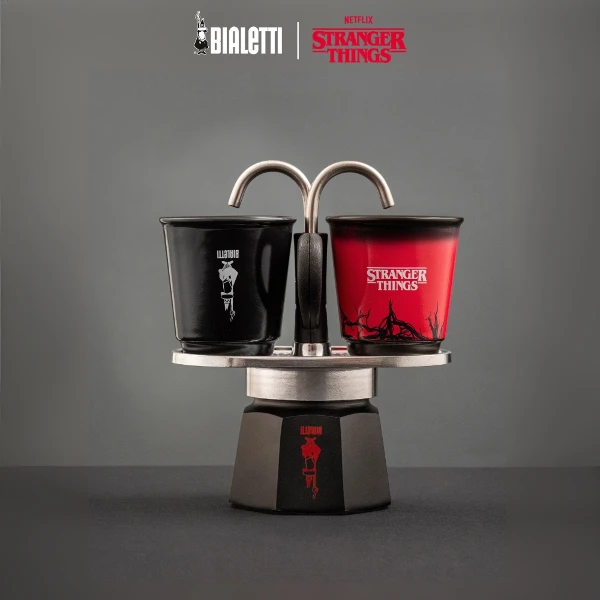 【BIALETTI 比亞樂堤】Stranger Things怪奇物語-詭影雙耳摩卡壺-熱感應變色杯款 2人份(黑變紅)(怪奇物語雙耳2tz)