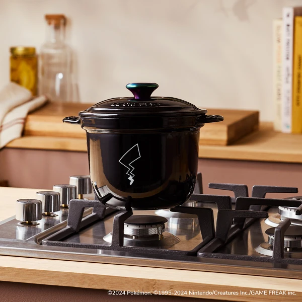 【Le Creuset】寶可夢系列萬用窈窕鑄鐵鍋18(閃亮黑)