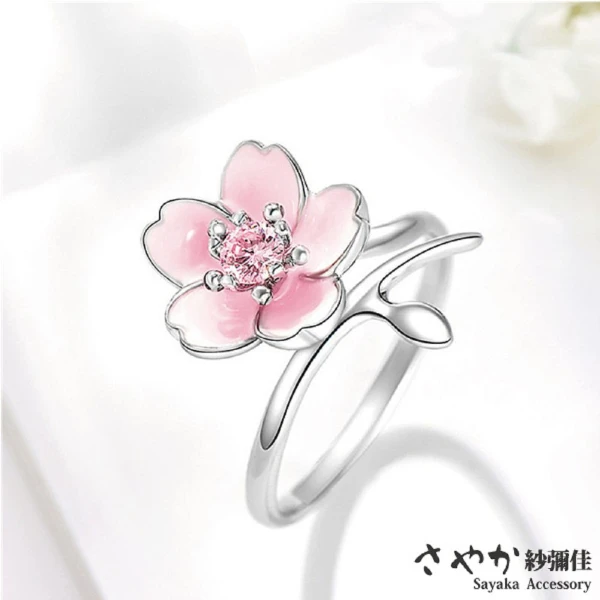 【Sayaka 紗彌佳】戀戀櫻花粉鑽造型開口戒 -單一款式(送禮、禮物)
