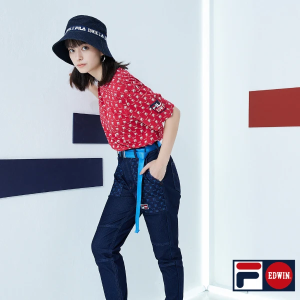 【EDWIN】男女裝 FILA聯名 經典主義滿版聯名LOGO印花短袖T恤(紅色)